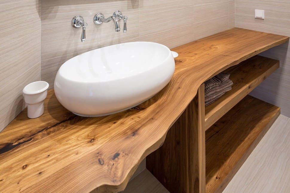 Столешница из дерева в ванной: преимущества и недостатки