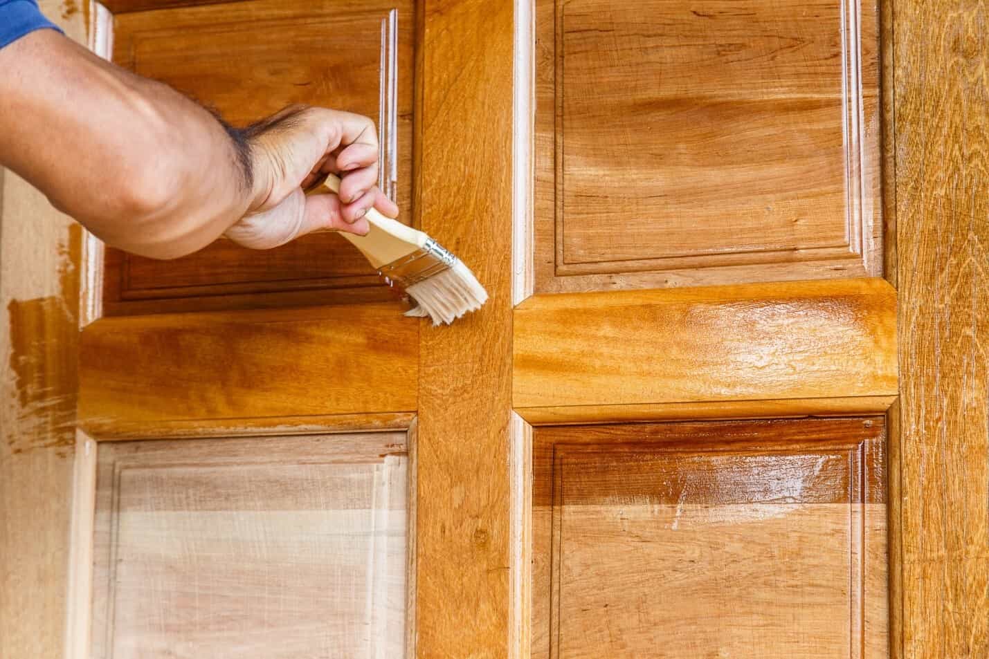 Покрытие деревянной двери